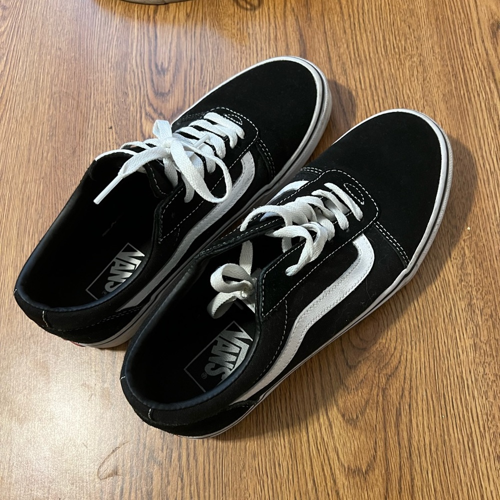 Vans shoes. Black and white size 9